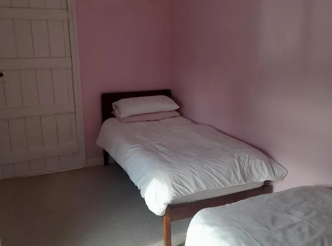 Nyaraló The Hollow *